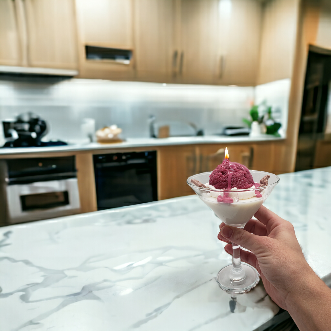 VELA DE COPA DE HELADO DE NATA CON BOLA DE CEREZA