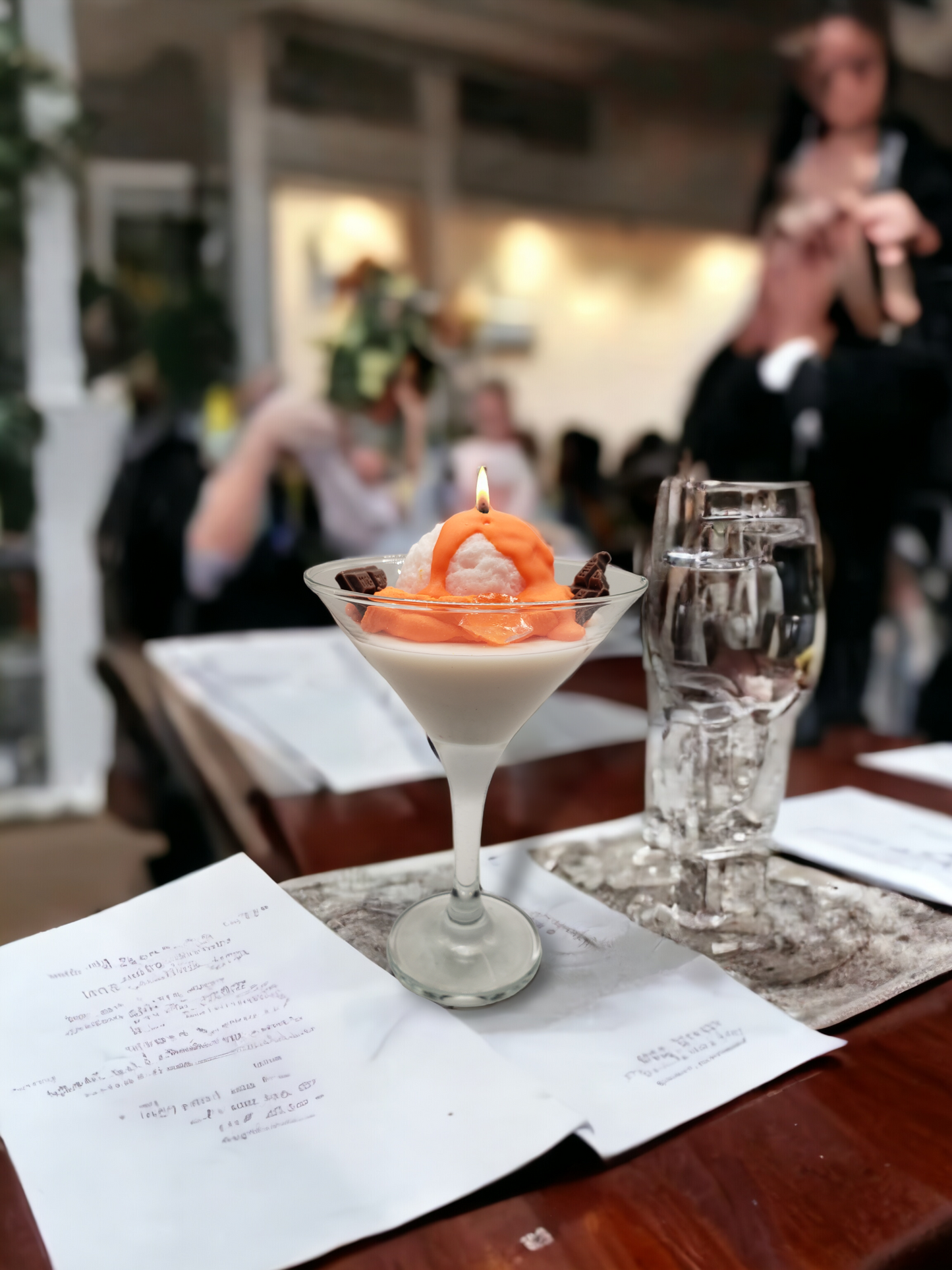 VELA DE COPA DE HELADO DE NATA CON SIROPE DE NARANJA