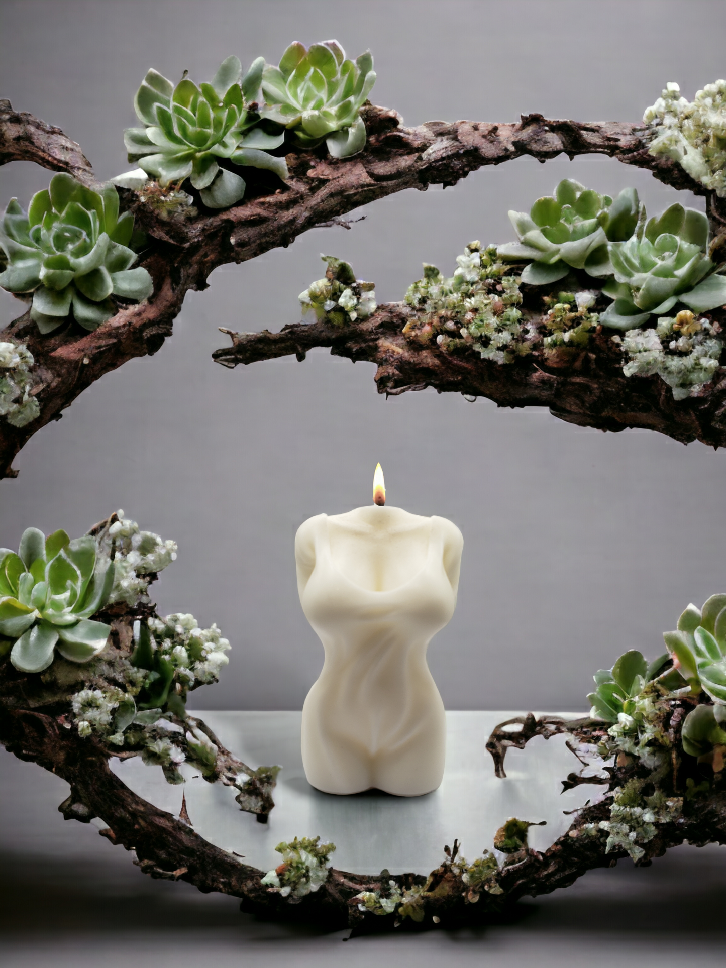 ESCULTURA FEMENINA EN LLAMAS